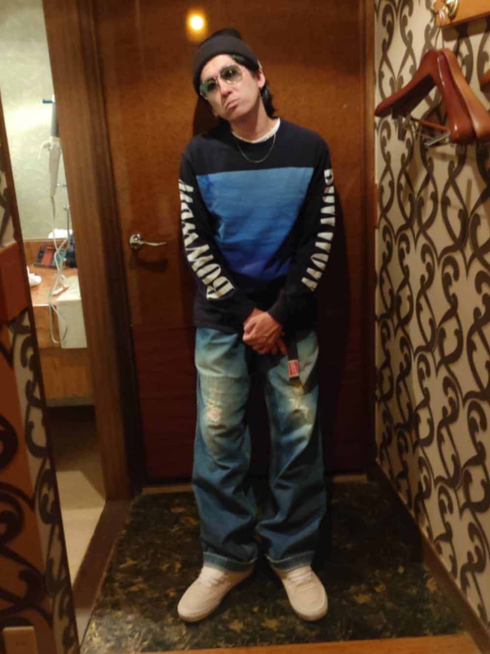 「春夏コーデ、今日のコーデ、オトナカジュアル、シンプルコーデ、春、カジュアル、おしゃれさんと繋がりたい、春コーデ、デニムパンツ、ootd、相互フォロー、TENDERLOIN、ストリート、スケータースタイル、ブラックコーデ」｜「NEW ERAのアイテム（ニットキャップ/ビーニー、ブラック系）」を使った、🆕新吉村虎太郎🐯さん（メンズ・165cm）の春コーディネートの1枚目の写真