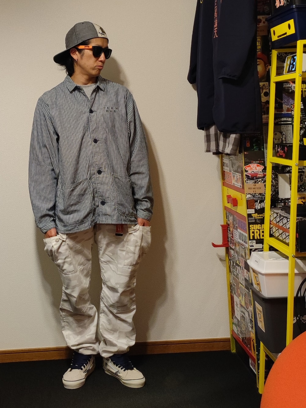 「淡色コーデ、春コーデ、大人カジュアル、ストリートコーデ、ootd、ミリタリー、スケータースタイル、相互フォロー、お洒落さんとつながりたい、シャツスタイル、ストリート、カバーオール、いいね、save、フォローお願いします🤑、カーゴパンツ、ホワイト」｜「INHOMEOUTのアイテム（キャップ、グレー系）」を使った、🆕新吉村虎太郎🐯さん（メンズ・165cm）の春コーディネートの1枚目の写真