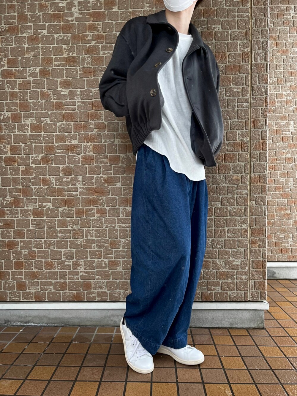 「ワイドデニム、ワイドパンツ、白スニーカー、スニーカー、adidas、スタンスミス、着回しコーデ、春コーデ、シンプル、大人カジュアル」｜「HAREのデニムワイドテーパード(HARE)（デニムパンツ、ブルー系）」を使った、みくさん（メンズ・174cm）の冬コーディネートの1枚目の写真