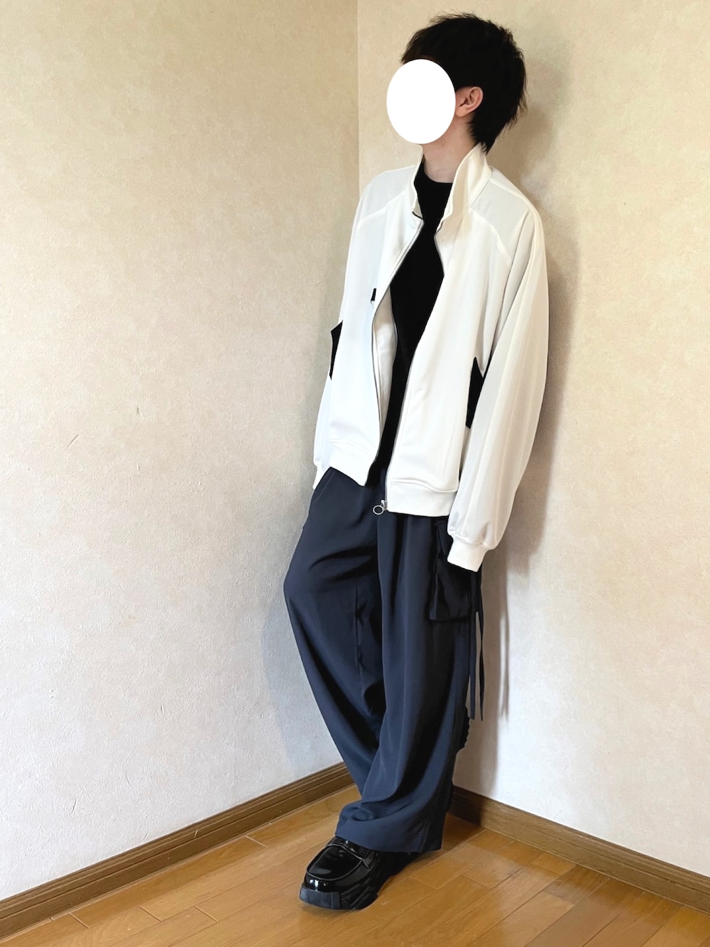 「春コーデ、シンプル、大人カジュアル、きれいめカジュアル、ゆるコーデ、ラフ、春服デビュー宣言、ジャージ、ビッグシルエット、スウェット、ミリタリーパンツ、カーゴパンツ、ローファー」｜「remerのloose military parachute wide PT / ルーズミリタリーパラシュートワイドパンツ（カーゴパンツ、グレー系）」を使った、みくさん（メンズ・174cm）の春コーディネートの1枚目の写真