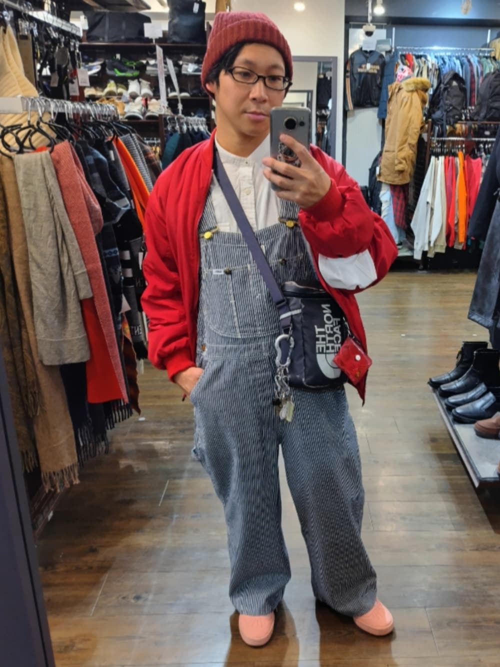 その他のサロペット/オーバーオール、レッド系のミリタリージャケット、ピンク系のスニーカーを着用したメンズの冬コーディネートの1枚目の写真