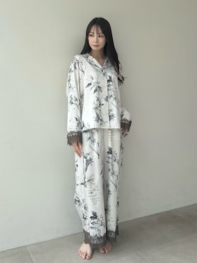 「SNIDEL HOME（スナイデルホーム）のサテンレースプリント開襟シャツ（ルームウェア/パジャマ、ホワイト系）」を使った、SNIDEL HOMEさんの夏コーディネート
