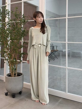 「SNIDEL HOME（スナイデルホーム）の【Silky Fleece】セットアップ（ルームウェア/パジャマ、グリーン系）」を使った、SNIDEL HOMEさんの秋コーディネート