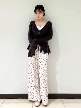 「SNIDEL HOME（スナイデルホーム）のクロシェラッフルカーディガン（ルームウェア/パジャマ、ブラウン系）」を使った、SNIDEL HOMEさんの春コーディネート