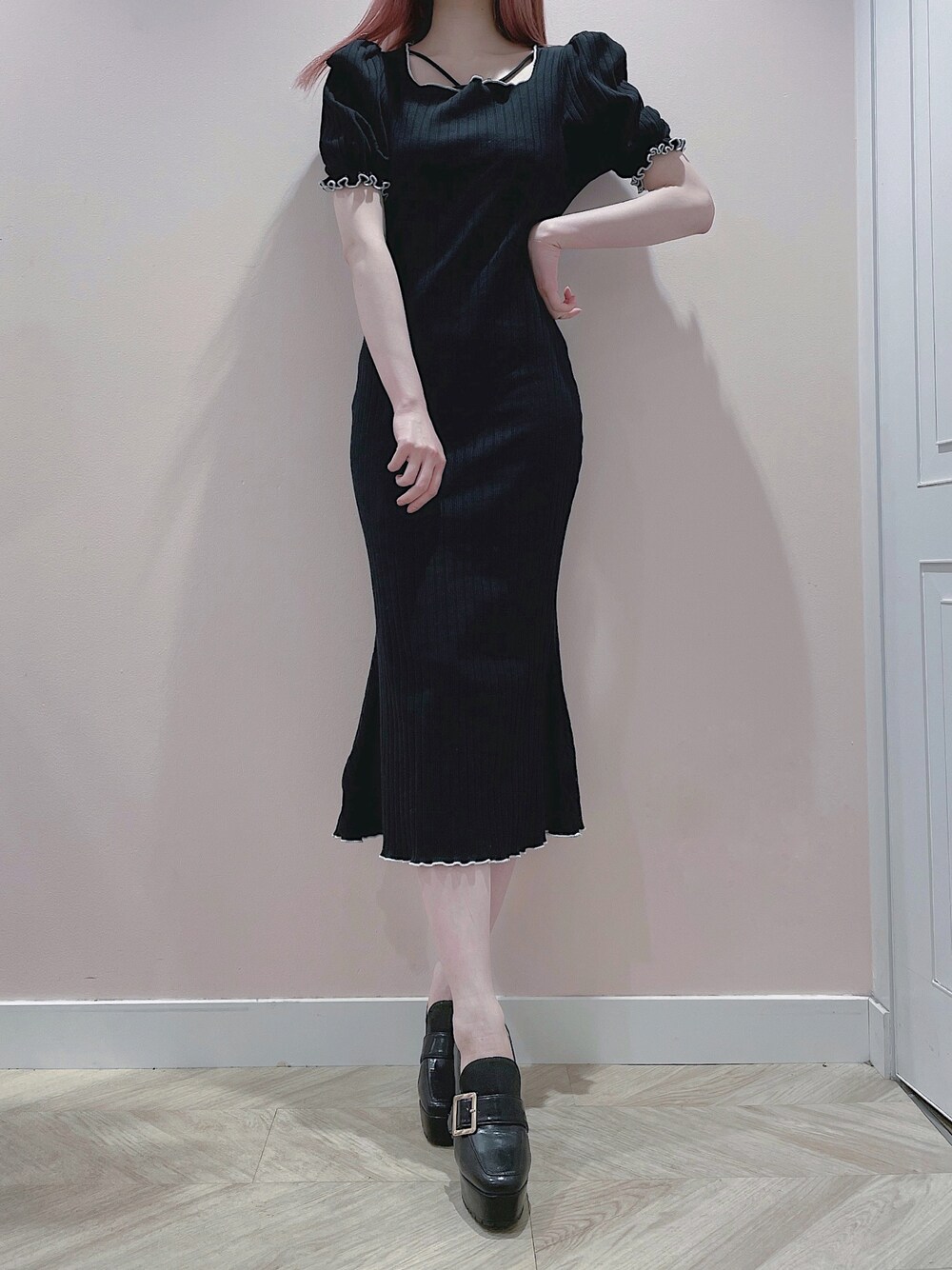 「titty&Co.、ティティーアンドコー、シンプルコーデ、オトナ女子、骨格ウェーブ、ootd、ワントーンコーデ、ブラックコーデ、ワンピース、大人コーデ、マーメイド、オールブラック、ローファー、上品、高身長女子」｜「TITTY&CO.のバックルベルトローファー（ローファー、ブラック系）」を使った、momo☁️さん（レディース・168cm）の夏コーディネートの1枚目の写真