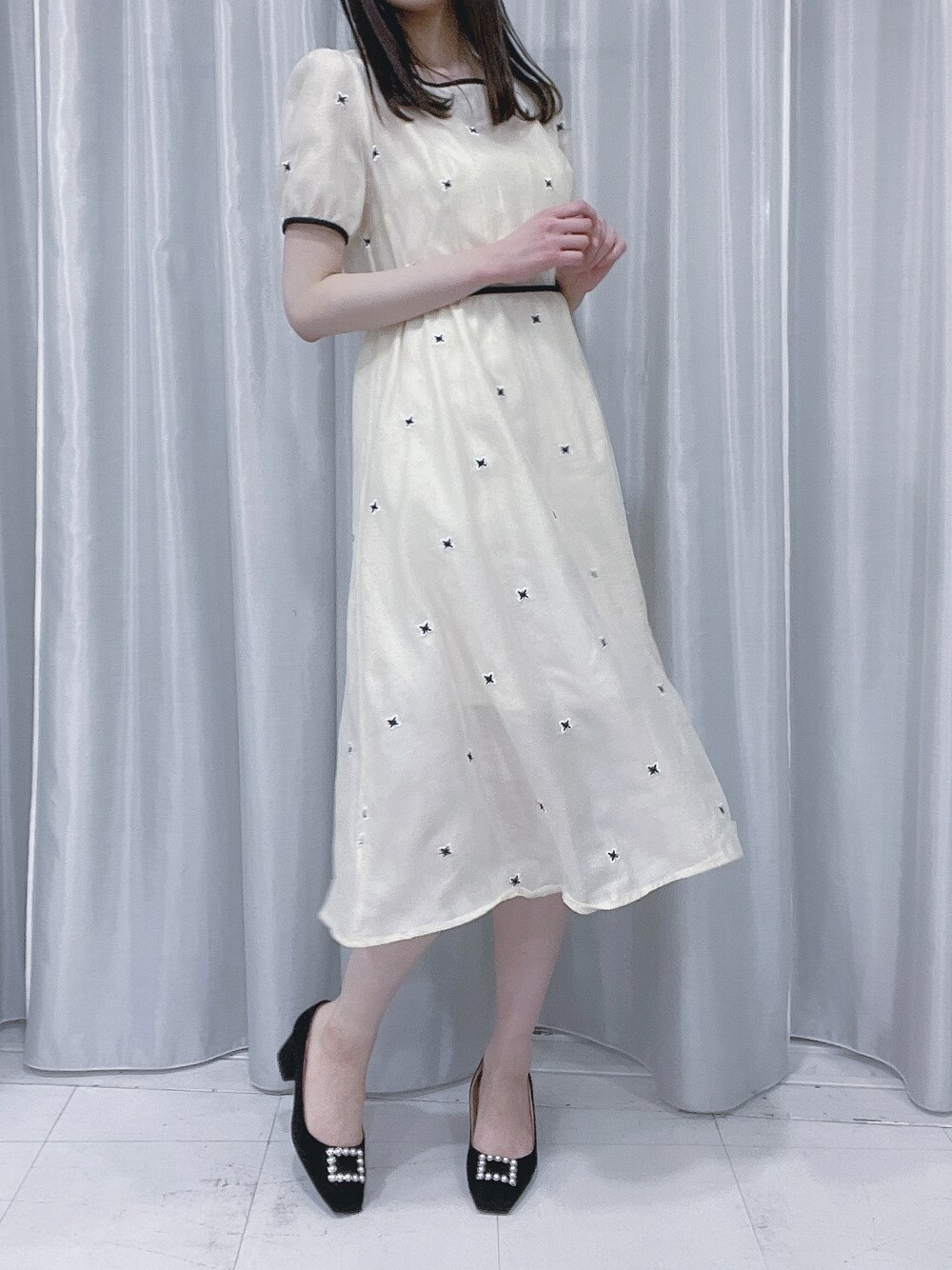 「titty&Co.、titty&co.PETIT、ティティーアンドコー、プチプラ、お洒落さんとつながりたい、ワンピース、モノトーン、高身長女子、ロングワンピース、バタフライ、フレア、バックリボン、パンプス、フェミニン、ラクチンコーデ」｜「titty＆Co. PETITの【titty&Co.PETIT】バタフライミディワンピース（ワンピース、ホワイト系）」を使った、momo☁️さん（レディース・168cm）の春コーディネートの1枚目の写真
