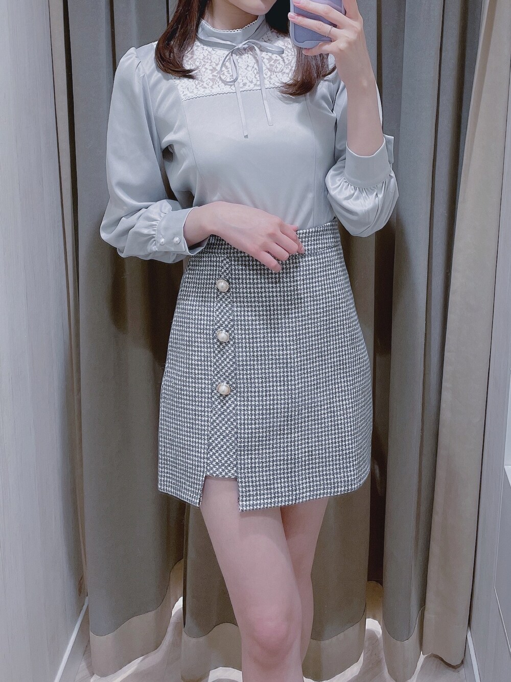 「titty&Co.、ティティーアンドコー、秋のコーデ、プチプラ、スカート、淡色コーデ、ミニスカート、千鳥柄、チドリ柄、ブラウス、ブルー、グレー、韓国ファッション、スカパン、レース」｜「TITTY&CO.のデコルテレースポンチトップス（トップス、グレー系）」を使った、momo☁️さん（レディース・168cm）の秋コーディネートの1枚目の写真