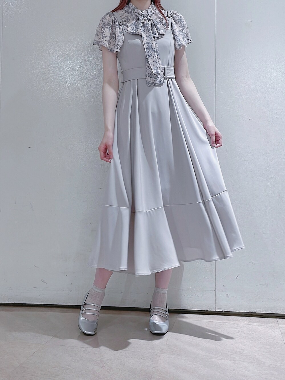 「titty&Co.、ティティーアンドコー、オトナ女子、大人女子、キレイめ、ワンピース、高身長女子、ジャンパースカート、ジャンスカ、トワルドジュイ、グレー、パープル、ワントーンコーデ、ラベンダー、淡色コーデ」｜「TITTY&CO.の【TITTY&CO.】フレアミディジャンスカ（ワンピース、グレー系）」を使った、momo☁️さん（レディース・168cm）の夏コーディネートの1枚目の写真