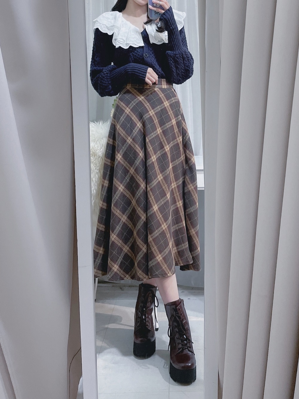 「titty&Co.、ティティーアンドコー、冬コーデ、おしゃれさんと繋がりたい、ブーツ、ビッグカラー、レース襟、ネイビー、チェック、ロングスカート、フレアスカート、英国風、オトナ女子、ニット、ブラウン」｜「Voyage titty&Co.PETITの【Voyage titty&Co.】チェックミディウォームスカート（スカート、ブラウン系）」を使った、momo☁️さん（レディース・168cm）の冬コーディネートの1枚目の写真