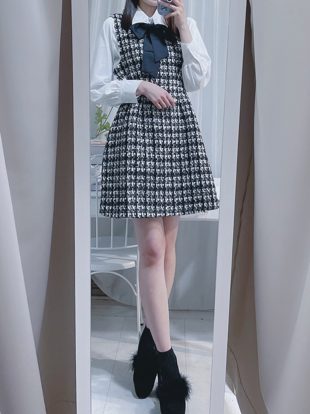 「titty&Co.、ティティーアンドコー、高身長女子、ブラウス、ボウタイ、ボウタイブラウス、ワンピース、ジャンパースカート、ラメ、ツイード、モノトーン、ブラック、ローファー、韓国ファッション、フレンチガーリー」｜「titty＆Co. PETIT by poyoの【ファッションインフルエンサーPOYO×titty&Co.】ビックリボンフリルカラーシャツ（シャツ/ブラウス、ホワイト系）」を使った、momo☁️さん（レディース・168cm）の秋コーディネートの1枚目の写真