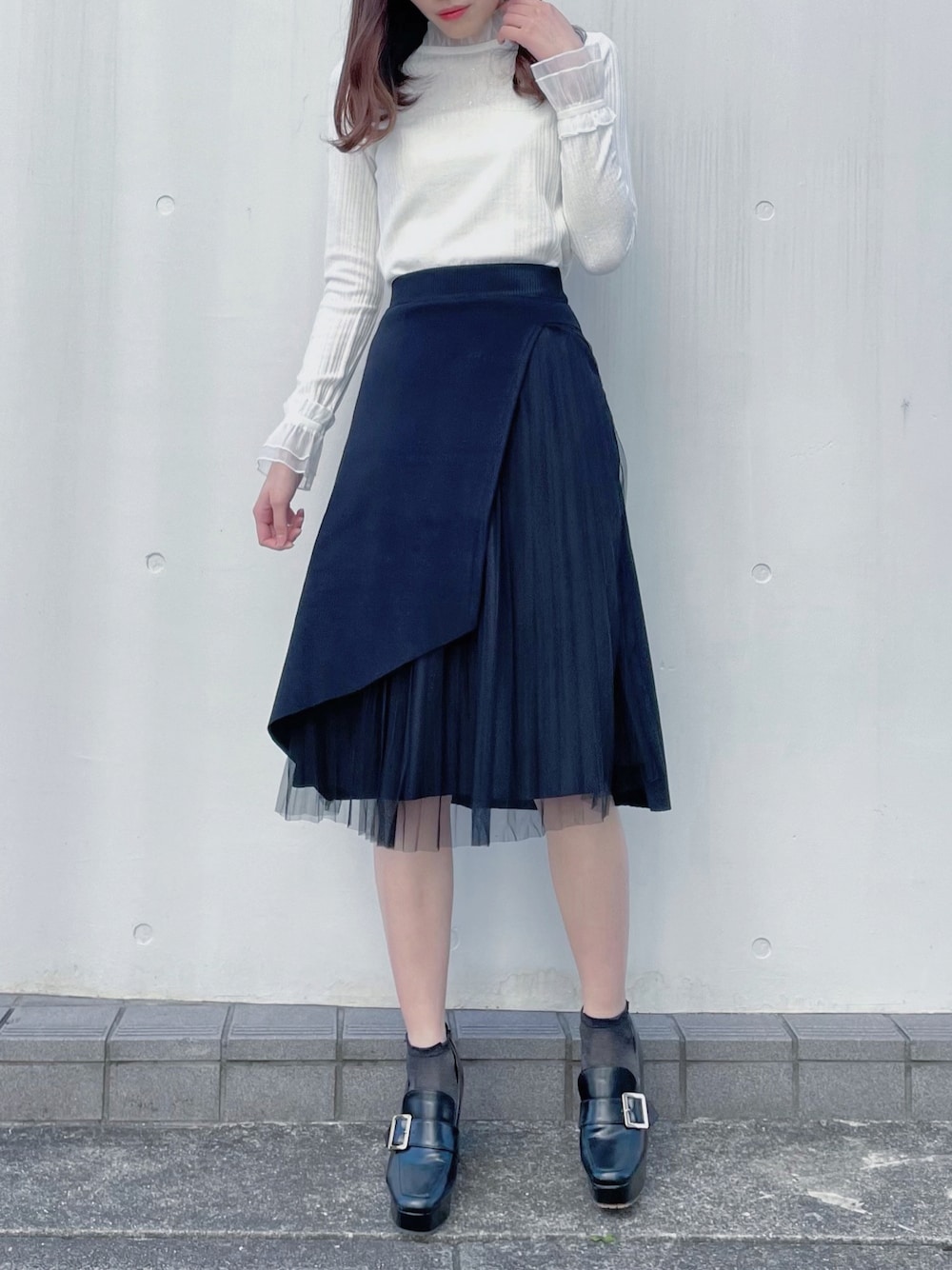 「titty&Co.、ティティーアンドコー、おしゃれさんと繋がりたい、シンプル、オトナ女子、大人コーデ、モノトーンコーデ、ハイネック、スカート、ホワイト、ブラック、プリーツスカート、ひざ丈スカート、ニットスカート、フレアスカート」｜「titty＆Co. PETITの【titty&Co.PETIT】ラメチュールトップス（Tシャツ/カットソー、ホワイト系）」を使った、momo☁️さん（レディース・168cm）の秋コーディネートの1枚目の写真