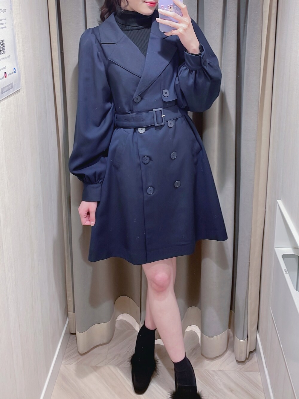 「titty&Co.、ティティーアンドコー、きれいめカジュアル、お洒落さんとつながりたい、春アウター、ootd、黒、大人コーデ、レイヤードスタイル、大人女子、トレンチコート、ネイビー、プリーツ、モノトーン、タートルネック」｜「TITTY&CO.のバックプリーツトレンチコート（トレンチコート、ブルー系）」を使った、momo☁️さん（レディース・168cm）の冬コーディネートの1枚目の写真