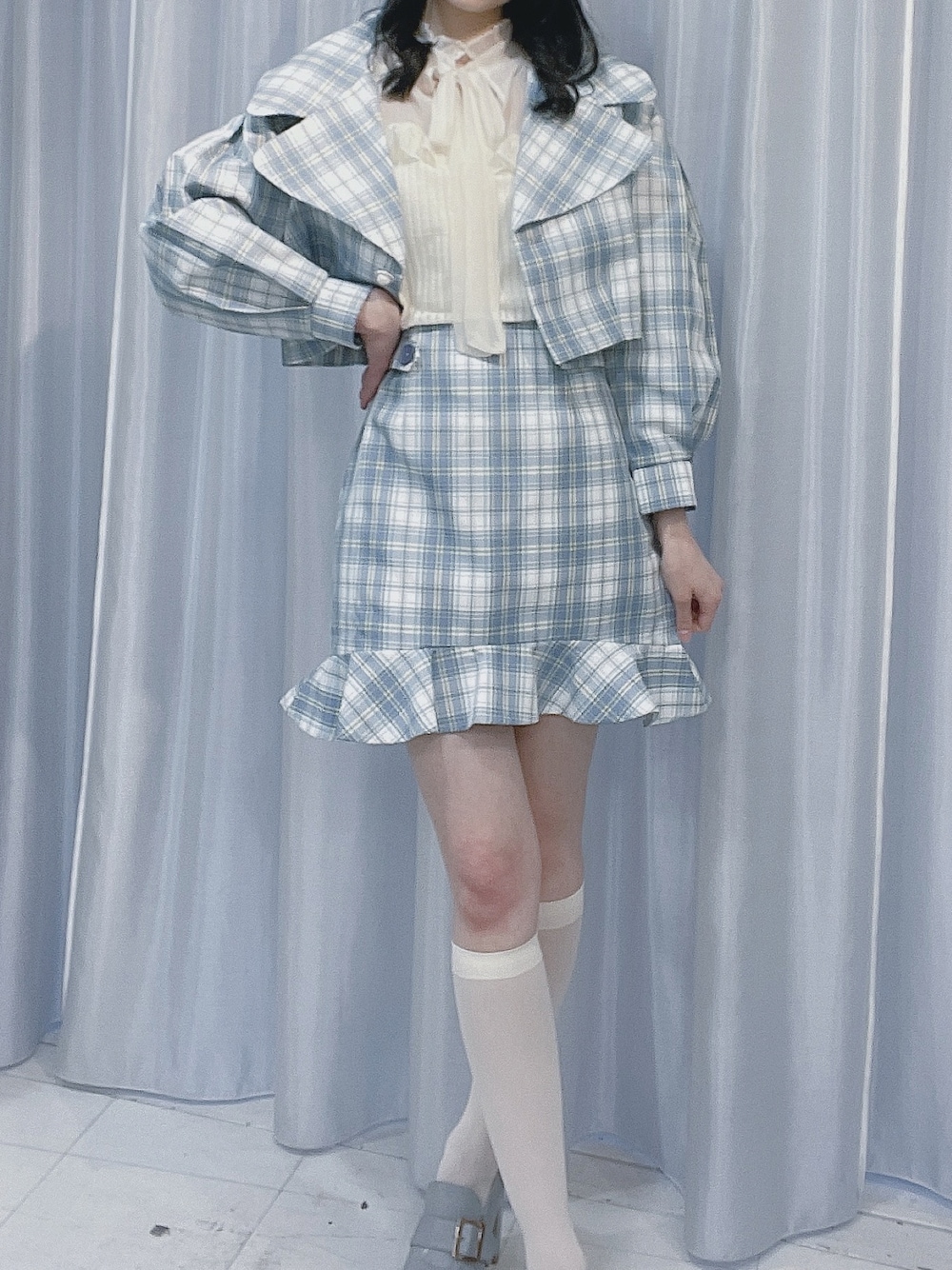 「titty&Co.、titty&co.PETIT、ティティーアンドコー、春、休日スタイル、おしゃれさんと繋がりたい、春色、ブルー、セットアップ、チェック、ジャケット、韓国ファッション、ハイソックス、ライブ、参戦服」｜「titty＆Co. PETITの【titty&Co.PETIT】2wayニットシフォントップス（ニット/セーター、ホワイト系）」を使った、momo☁️さん（レディース・168cm）の春コーディネートの1枚目の写真