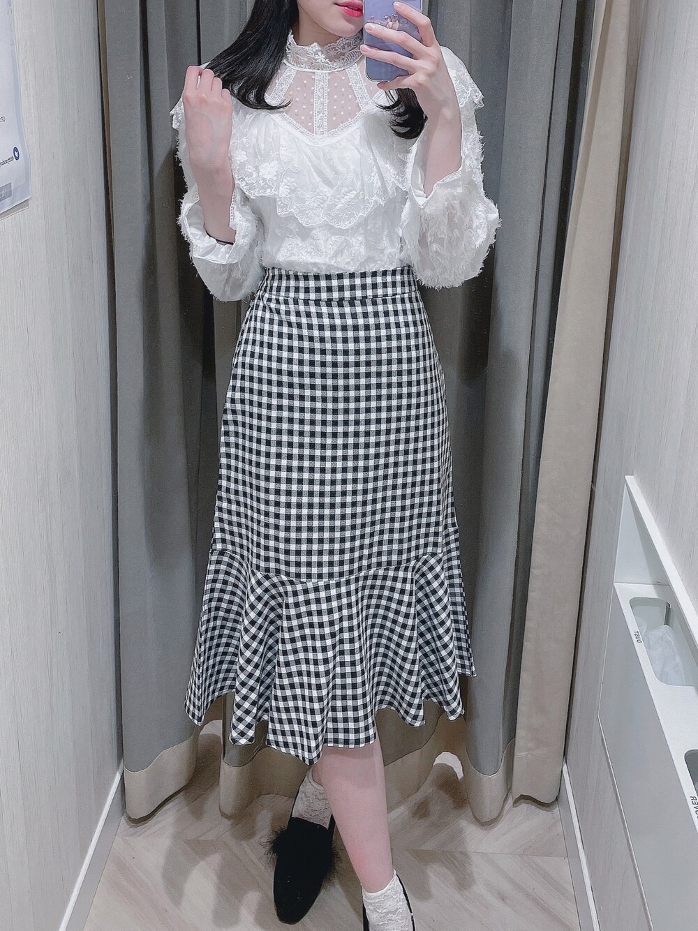 ホワイト系のシャツ/ブラウス、その他のスカートを着用したレディースの春コーディネートの1枚目の写真