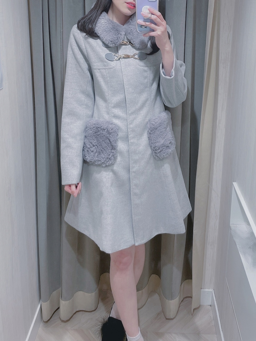 「titty&Co.、ティティーアンドコー、オトナ女子、冬コーデ、おしゃれさんと繋がりたい、アウター、淡色女子、キレイめ、コート、ファー、フェイクファー、ビット、グレー、ブルー、フェミニン」｜「TITTY&CO.のフェイクファービットコート（その他アウター、グレー系）」を使った、momo☁️さん（レディース・168cm）の冬コーディネートの1枚目の写真