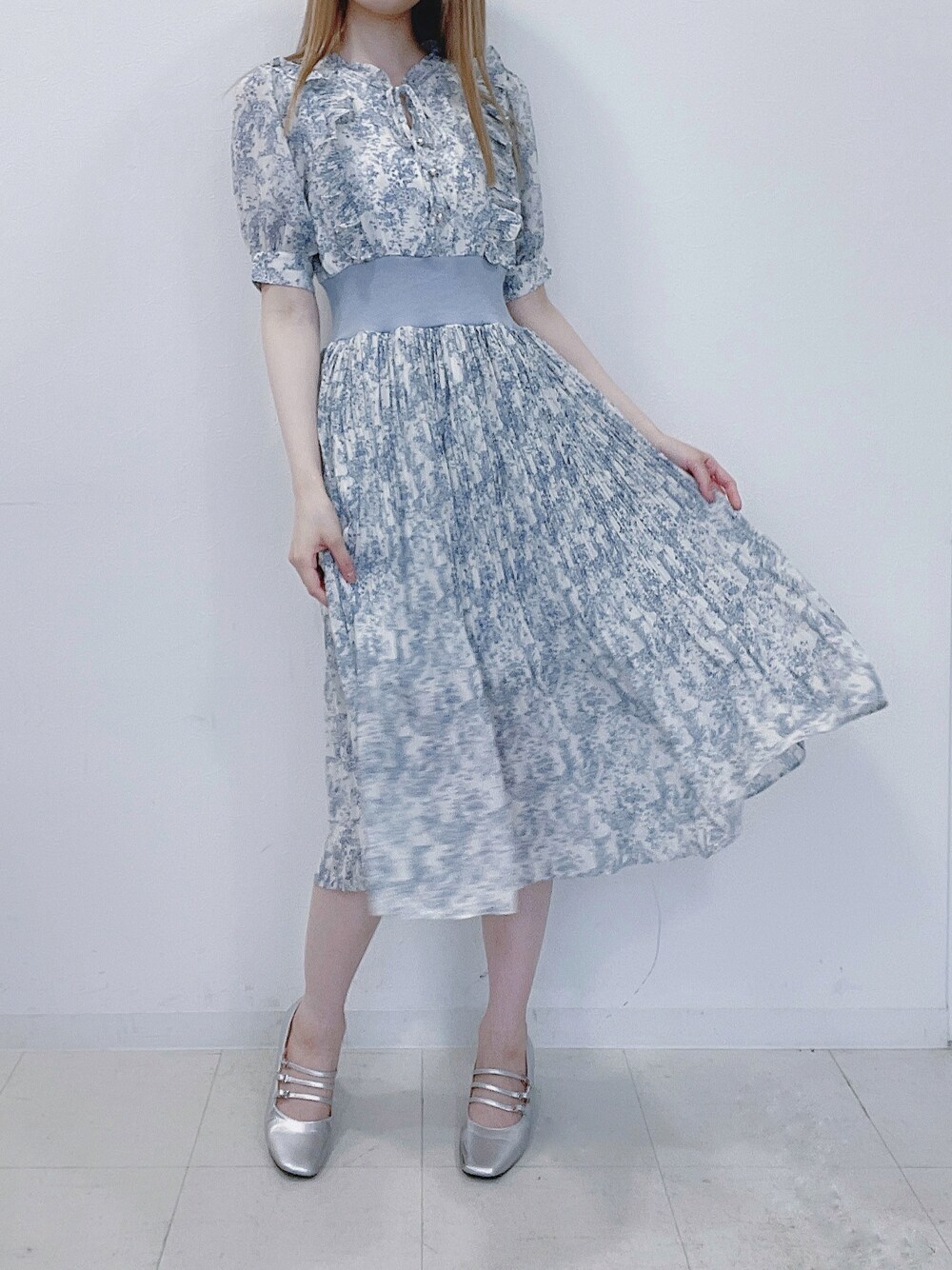 「titty&Co.、ティティーアンドコー、オトナ女子、おしゃれさんと繋がりたい、お出かけコーデ、ootd、カラーコーデ、ブルー、ワンピース、トワルドジュイ、プリーツ、ミディ丈、キレイめ、大人コーデ、ラクチンコーデ」｜「TITTY&CO.のトリプルストラップパンプス（パンプス、シルバー系）」を使った、momo☁️さん（レディース・168cm）の夏コーディネートの1枚目の写真