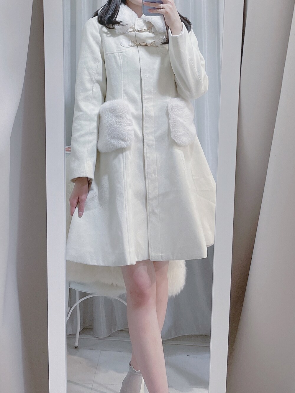 「titty&Co.、ティティーアンドコー、おしゃれさんと繋がりたい、大人ガーリー、高身長女子、コート、アウター、フェミニン、ファー、フェイクファー、ホワイト、白コート、ノーカラーコート、デート、冬コーデ」｜「TITTY&CO.のフェイクファービットコート（その他アウター、ベージュ系）」を使った、momo☁️さん（レディース・168cm）の秋コーディネートの1枚目の写真