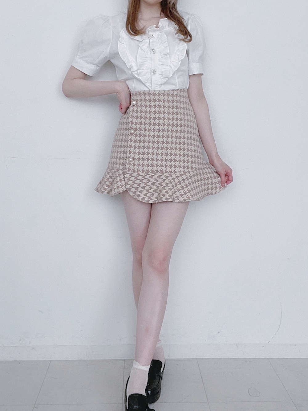 「titty&Co.、ティティーアンドコー、プチプラ、高身長女子、おしゃれさんと繋がりたい、ブラウス、ビジュー、チドリ柄、千鳥柄、ミニスカート、ハート、フリル、フレンチガーリー、ガーリー、ベージュ」｜「TITTY&CO.の【titty&Co. Produced by POYO】ヘムフリルチドリスカパン（スカート、ベージュ系）」を使った、momo☁️さん（レディース・168cm）の夏コーディネートの1枚目の写真