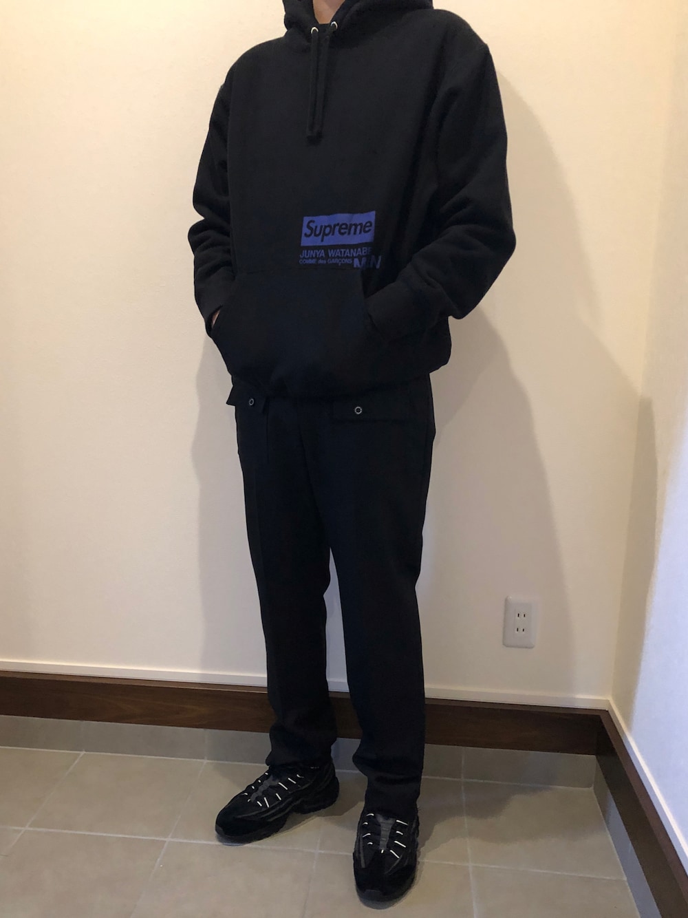 「エアマックス95、JUNYA WATANABE MAN」｜「Supreme のアイテム（パーカー、ブラック系）」を使った、僕の趣味Channelさん（メンズ・178cm）の秋コーディネートの1枚目の写真