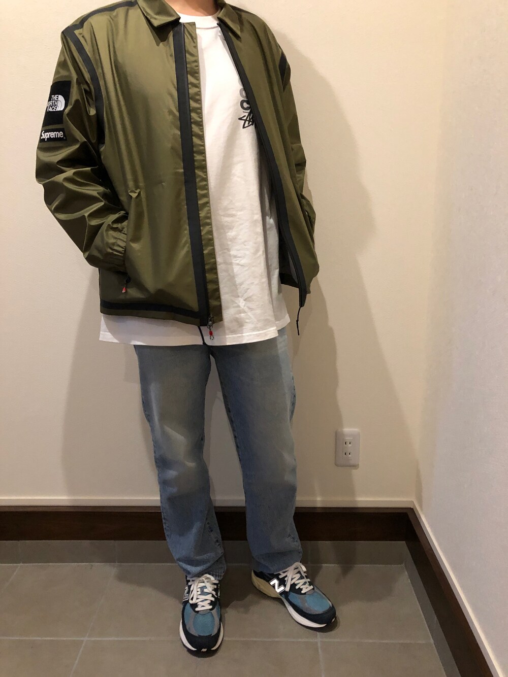 「CDG、CDG stussy、Supreme x The North Face、THE NORTH FACE」｜「STUSSYのアイテム（Tシャツ/カットソー、ホワイト系）」を使った、僕の趣味Channelさん（メンズ・178cm）の秋コーディネートの1枚目の写真