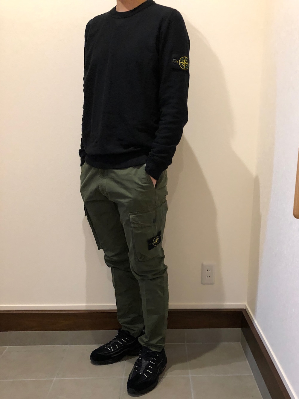 「NIKE、airmax95、セットアップ、ニット、カーゴパンツ」｜「STONE ISLANDのアイテム（ニット/セーター、ブラック系）」を使った、僕の趣味Channelさん（メンズ・178cm）の冬コーディネートの1枚目の写真
