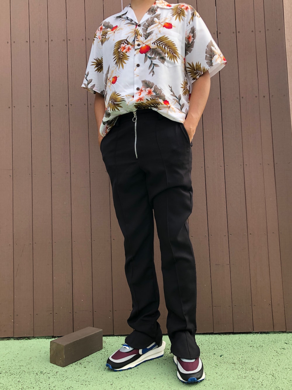 「アロハシャツ、undercover、undercover x nike、sacai、sacai×nike、nike sacai undercover、シャツスタイル、休日スタイル、夏コーデ、シンプル」｜「URBAN RESEARCH DOORSのアイテム（シャツ/ブラウス、ホワイト系）」を使った、僕の趣味Channelさん（メンズ・178cm）の夏コーディネートの1枚目の写真