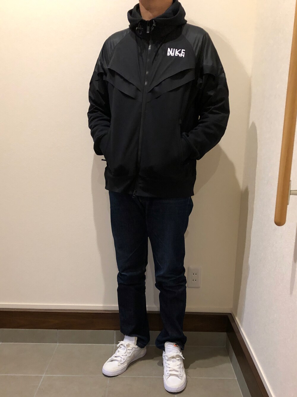 「nike sacai、sacai、sacai×nike、デニム」｜「NIKEのアイテム（パーカー、ブラック系）」を使った、僕の趣味Channelさん（メンズ・178cm）の冬コーディネートの1枚目の写真