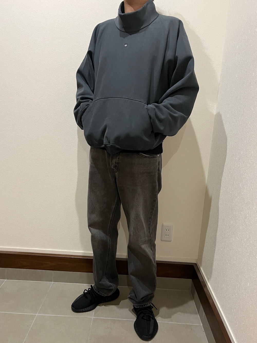 「yeezy gap balenciaga、BALENCIAGA、カニエ・ウェスト、yeezy、YeezyBoost350、yeezygap engineered by balenciaga」｜「YEEZY GAPのアイテム（スウェット、ブラック系）」を使った、僕の趣味Channelさん（メンズ・178cm）の冬コーディネートの1枚目の写真