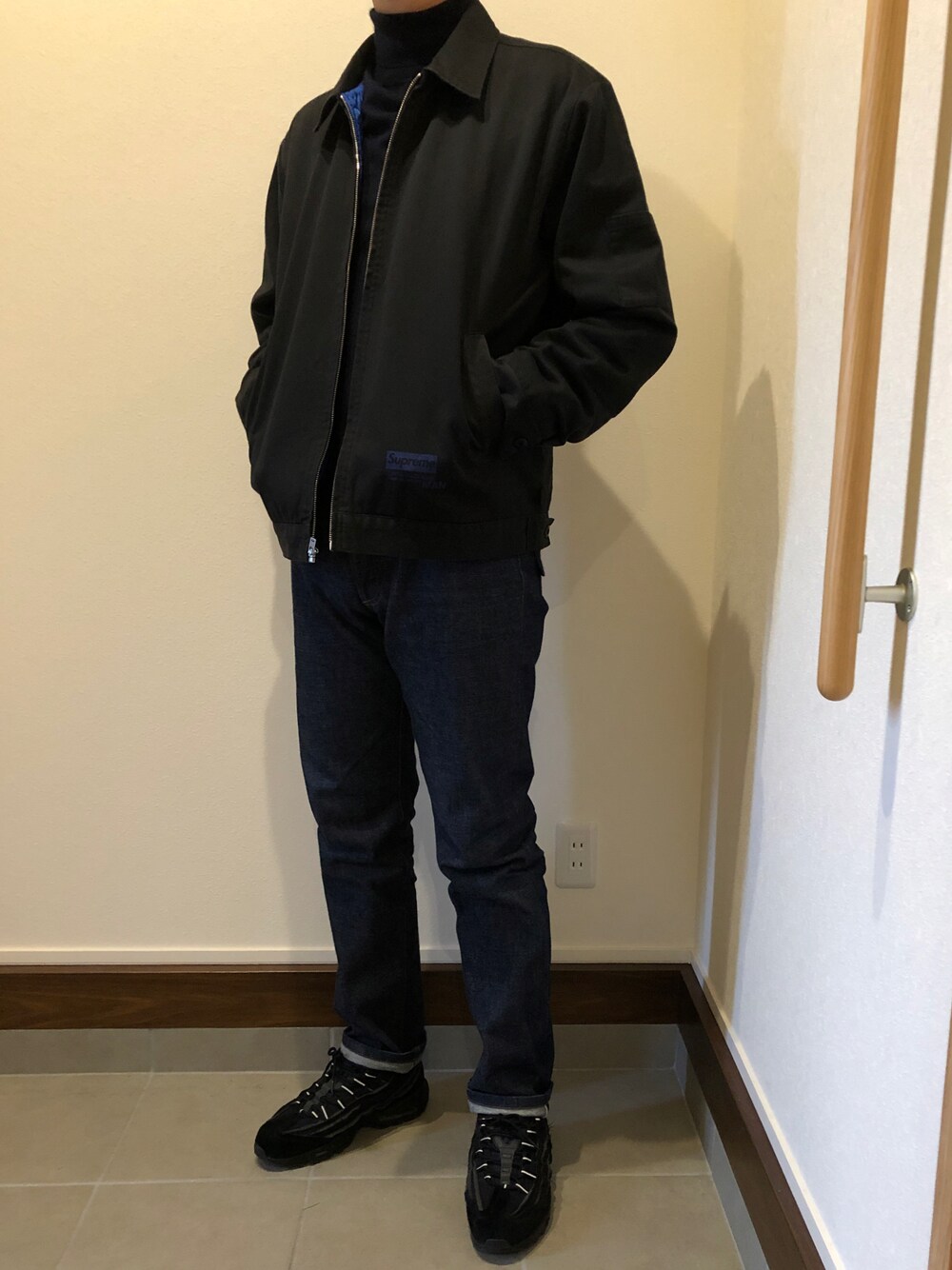「NIKE、airmax95、JUNYA WATANABE MAN、UNIQLO、+J」｜「Supreme のアイテム（ブルゾン、ブラック系）」を使った、僕の趣味Channelさん（メンズ・178cm）の冬コーディネートの1枚目の写真