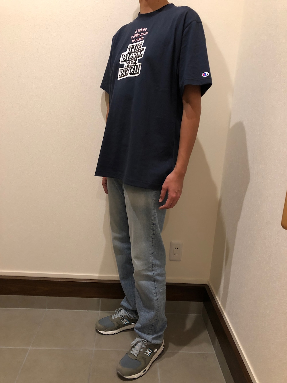 「チャンピオン、Champion」｜「BlackEyePatchのアイテム（Tシャツ/カットソー、ブラック系）」を使った、僕の趣味Channelさん（メンズ・178cm）の秋コーディネートの1枚目の写真