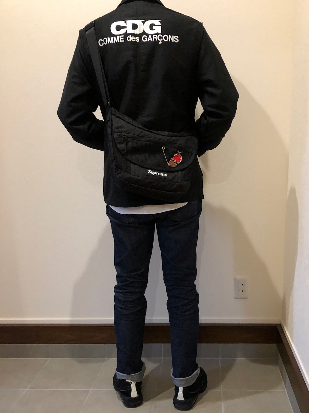「デニム、NIKE、airmax95、メカノピン、メッセンジャーバッグ、ワークジャケット」｜「CDGのアイテム（その他アウター、ブラック系）」を使った、僕の趣味Channelさん（メンズ・178cm）の春コーディネートの1枚目の写真