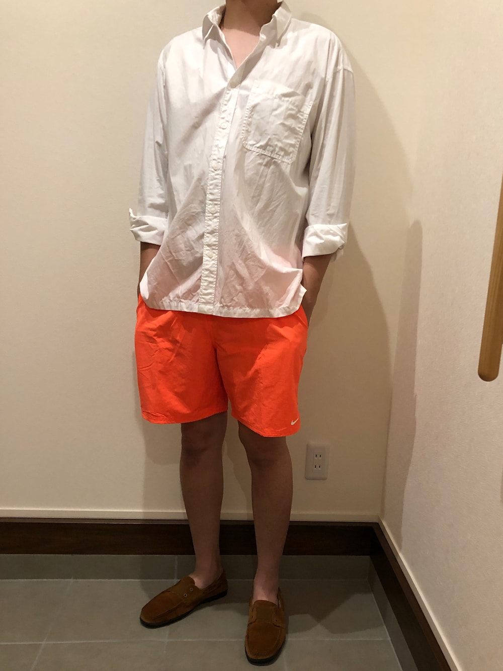 「EDIFICE別注、EDIFICE、417 EDIFICE、スイムショーツ、オレンジ」｜「UNIQLOのアイテム（シャツ/ブラウス、ホワイト系）」を使った、僕の趣味Channelさん（メンズ・178cm）の夏コーディネートの1枚目の写真