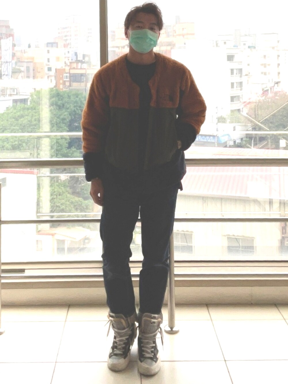 「ootd、街頭穿搭、球鞋、休閒、通勤穿搭」｜「THE NORTH FACEのアイテム（ノーカラージャケット、ブラウン系）」を使った、🇹🇼 ジェス_柚子パパさん（メンズ・173cm）の春コーディネートの1枚目の写真