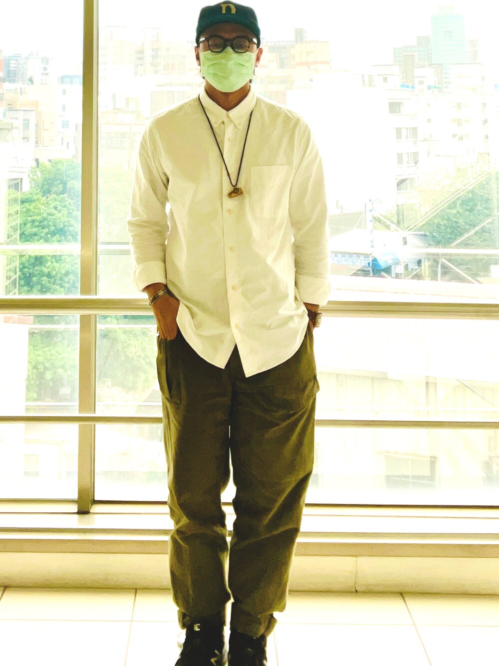 「ootd、街頭穿搭、球鞋、休閒、復古、通勤穿搭」｜「Nigel Cabournのアイテム（チノパンツ、グリーン系）」を使った、🇹🇼 ジェス_柚子パパさん（メンズ・173cm）の秋コーディネートの1枚目の写真