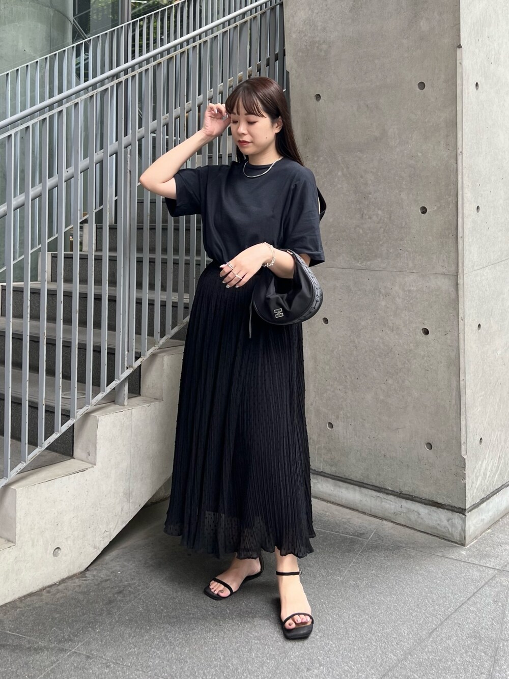「モノトーン、雨の日コーデ、きれいめカジュアル、デートコーデ、トートバッグ、夏コーデ、サンダル、夏だ！Tシャツ着よう！、ブラック、ブラックコーデ、大人コーデ、オトナ女子、モード、オトナカジュアル、いいね、save、フォローお願いします🤑」｜「IACUCCIの【予約】アーゴ S NYLON/CERVO（ショルダーバッグ、ブラック系）」を使った、chisaさん（レディース・164cm）の夏コーディネートの1枚目の写真