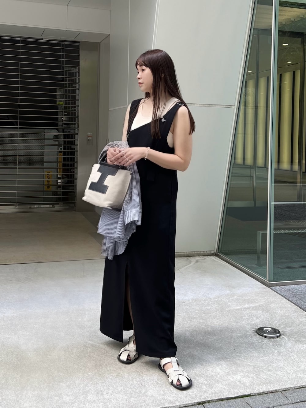 「モノトーン、シャツ好き集まれ、シャツスタイル、きれいめカジュアル、グルカサンダル、デートコーデ、トートバッグ、ワンピース、レイヤードスタイル、夏コーデ、サンダル、キャミワンピ、ストライプシャツ、モード、いいね、save、フォローお願いします🤑」｜「IACUCCIのソルベット S CANVAS/CERVO（トートバッグ、ブラック系）」を使った、chisaさん（レディース・164cm）の夏コーディネートの1枚目の写真