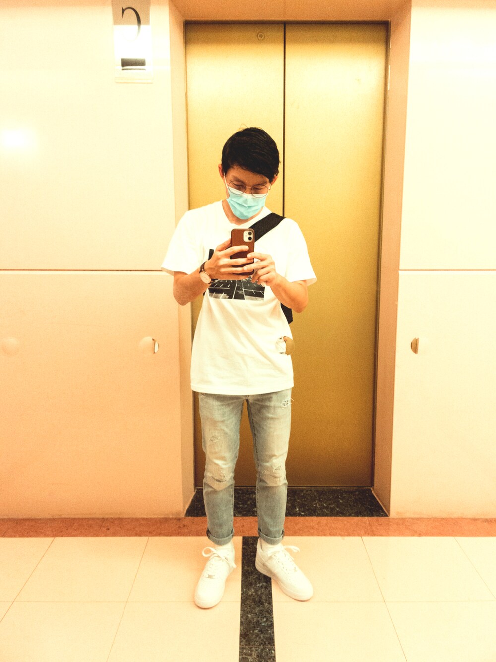 「airforce1、NIKE、GU、UNIQLO、American Eagle」｜「American Eagleのアイテム（デニムパンツ、ブルー系）」を使った、トビーさん（メンズ・168cm）の夏コーディネートの1枚目の写真