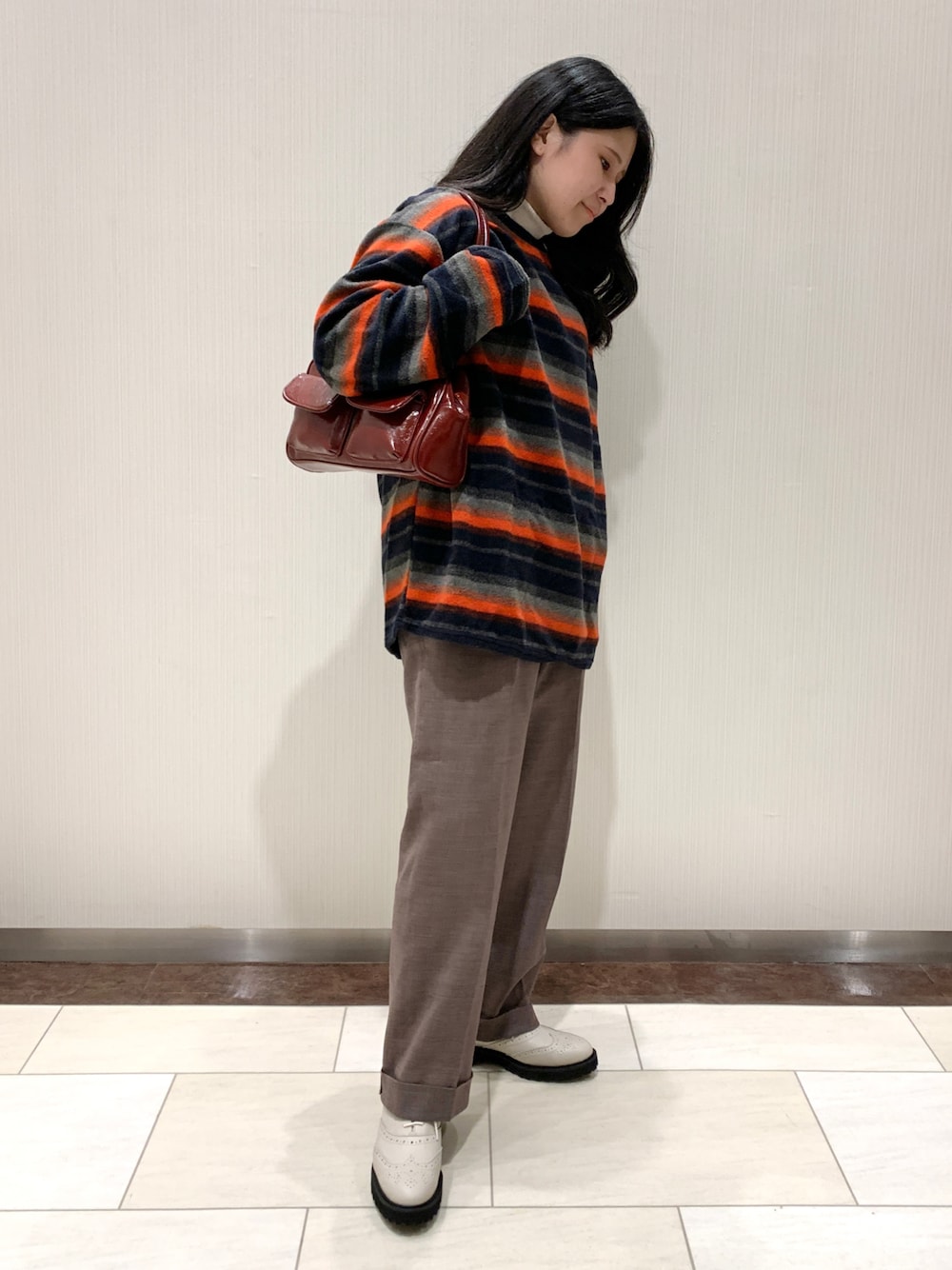 ホワイト系のドレスシューズを着用したレディースの秋コーディネートの1枚目の写真
