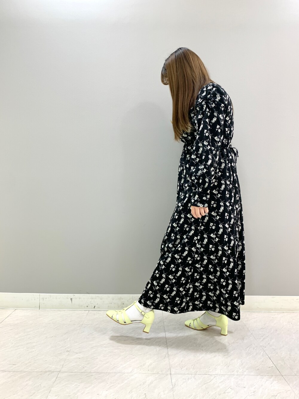 イエロー系のサンダルを着用したレディースの冬コーディネートの1枚目の写真