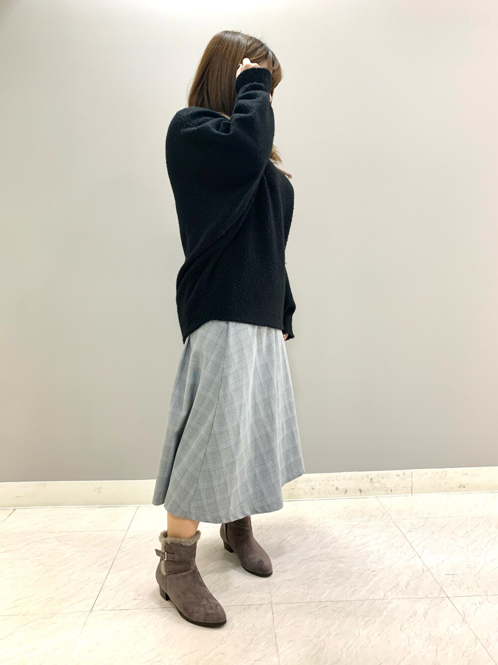 グレー系のブーツを着用したレディースの冬コーディネートの1枚目の写真