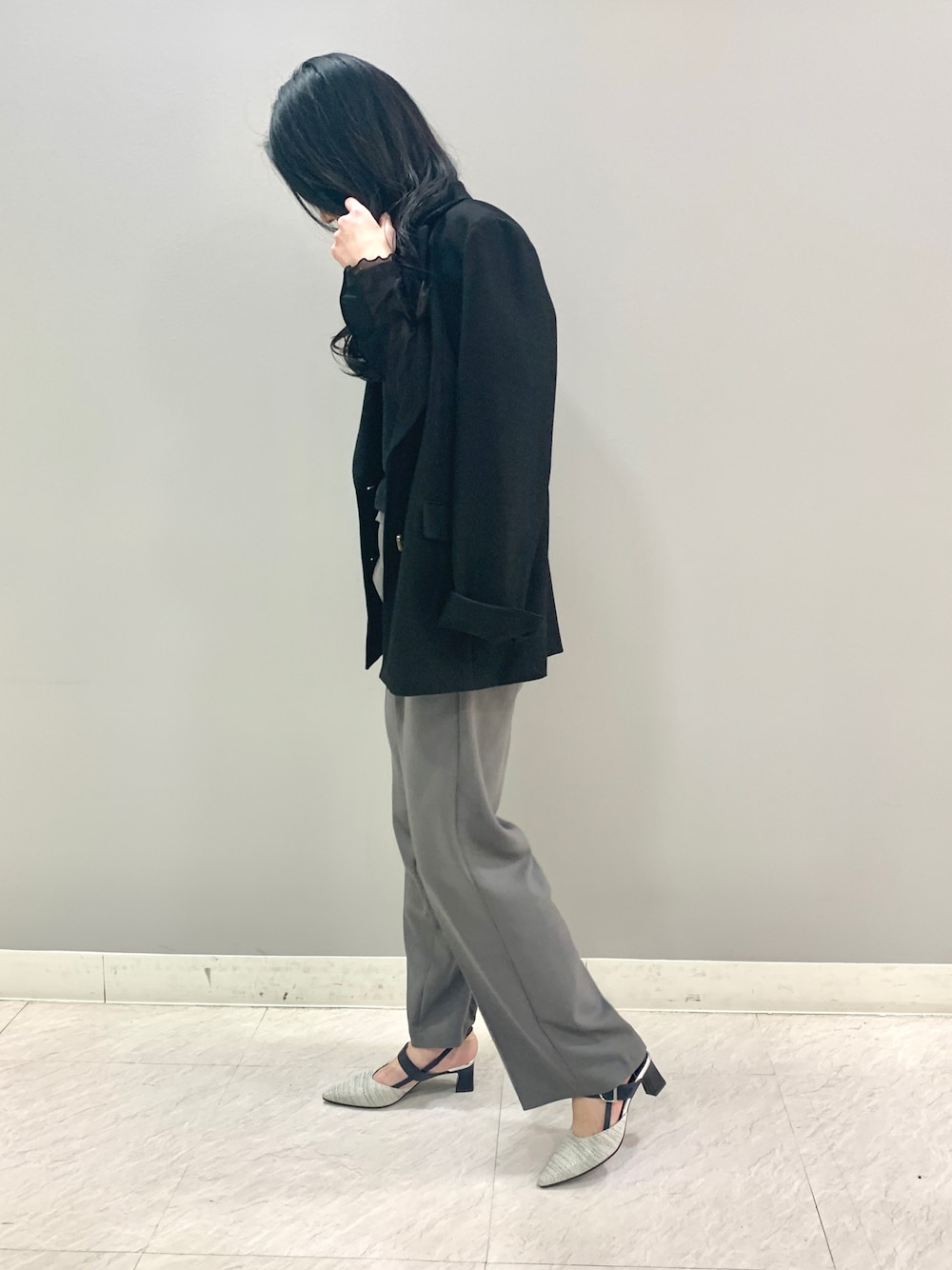 ブルー系のパンプスを着用したレディースの春コーディネートの1枚目の写真