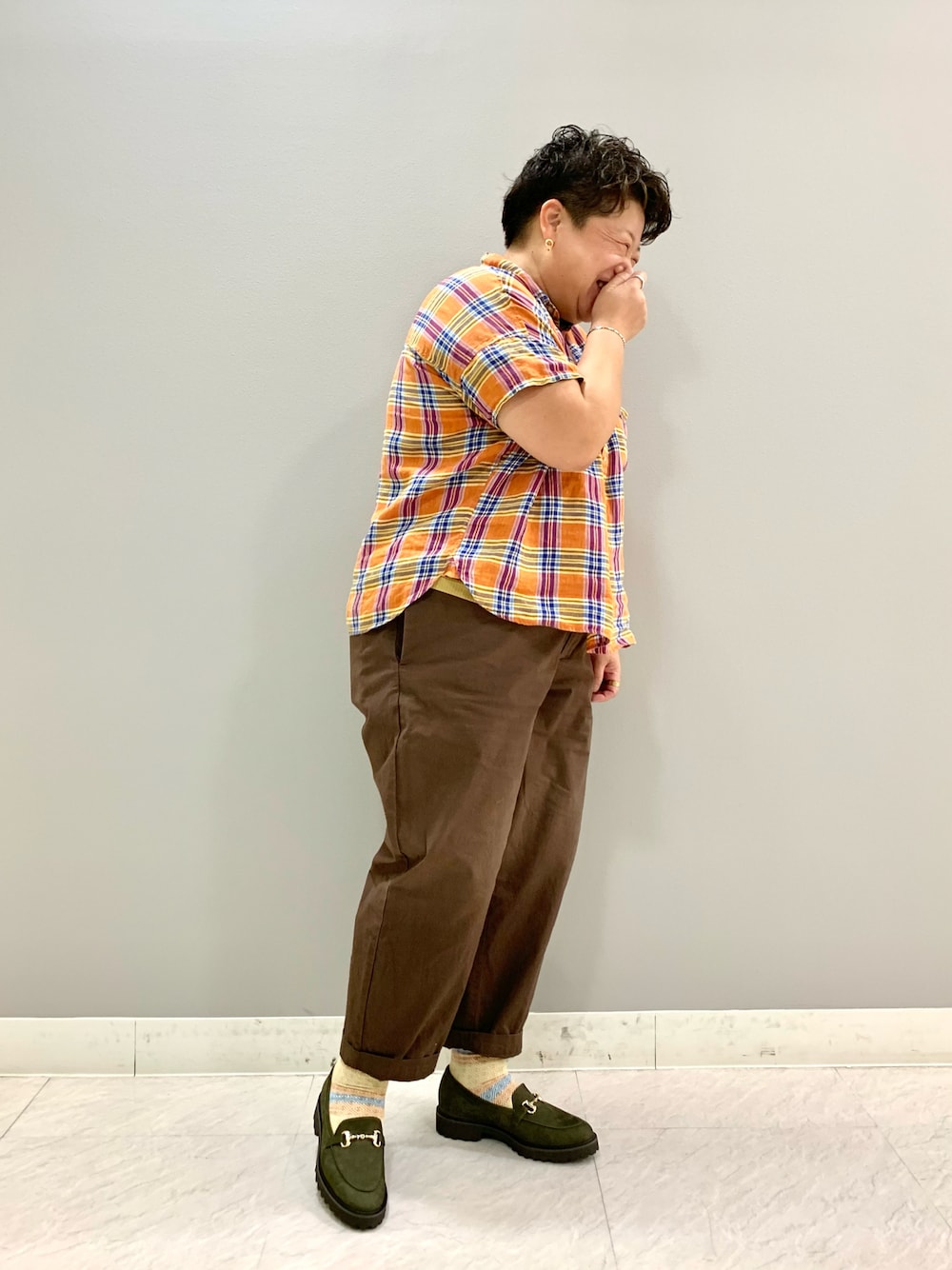 グリーン系のローファーを着用したレディースの秋コーディネートの1枚目の写真