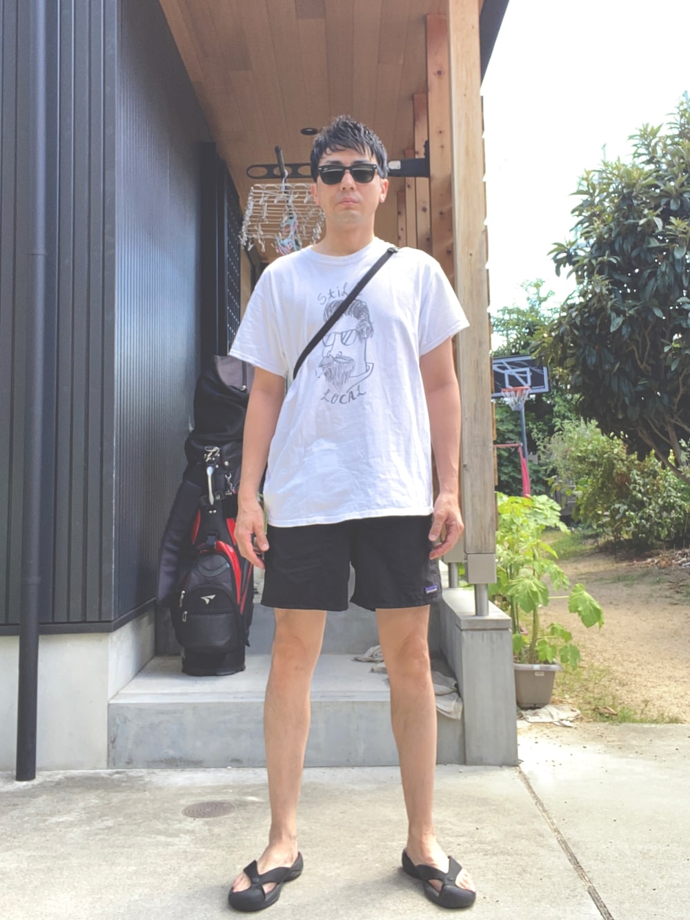 「夏コーデ、シンプルコーデ、休日スタイル、大人カジュアル、サンダル、夏だ！Tシャツ着よう！、モノトーン、オーバーサイズ、半袖、ショートパンツ、夏服、Ｔシャツ、ビックシルエット、ショーツ、サングラス」｜「Ray-BanのRay-Ban レイバン　WAYFARER FOLDING　サングラス（サングラス、ブラック系）」を使った、汗疹さん（メンズ・177cm）の夏コーディネートの1枚目の写真