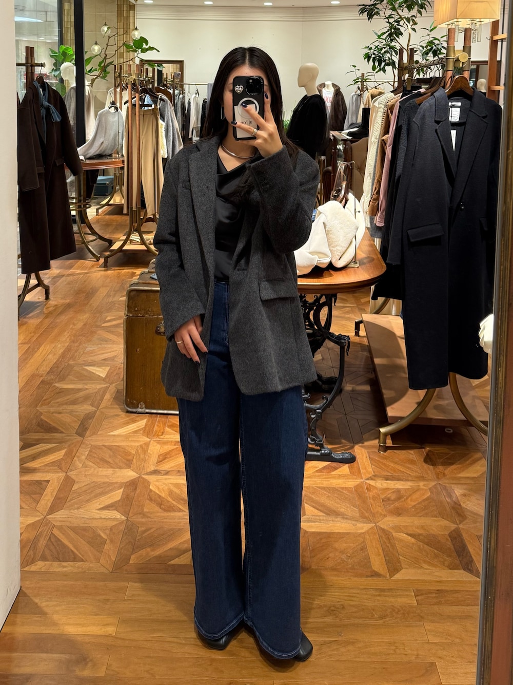 グレー系のその他アウター、ブラック系のシャツ/ブラウス、ゴールド系のネックレスを着用したレディースの冬コーディネートの1枚目の写真