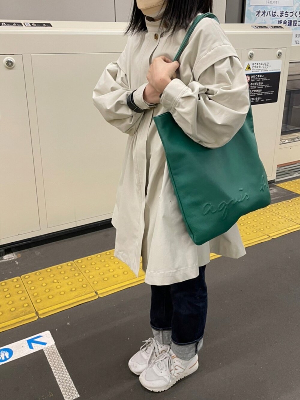 「シンプルコーデ、パンツスタイル、大人カジュアル、おしゃれさんと繋がりたい、きれいめカジュアル、低身長、スニーカーコーデ、ホワイト、大学生、プチプラ、春コーデ、春、春アウター、151cm」｜「FREAK'S STOREのスタンドカラーフレアミニコート（トレンチコート、ホワイト系）」を使った、キノコさん（レディース・151cm）の春コーディネートの1枚目の写真