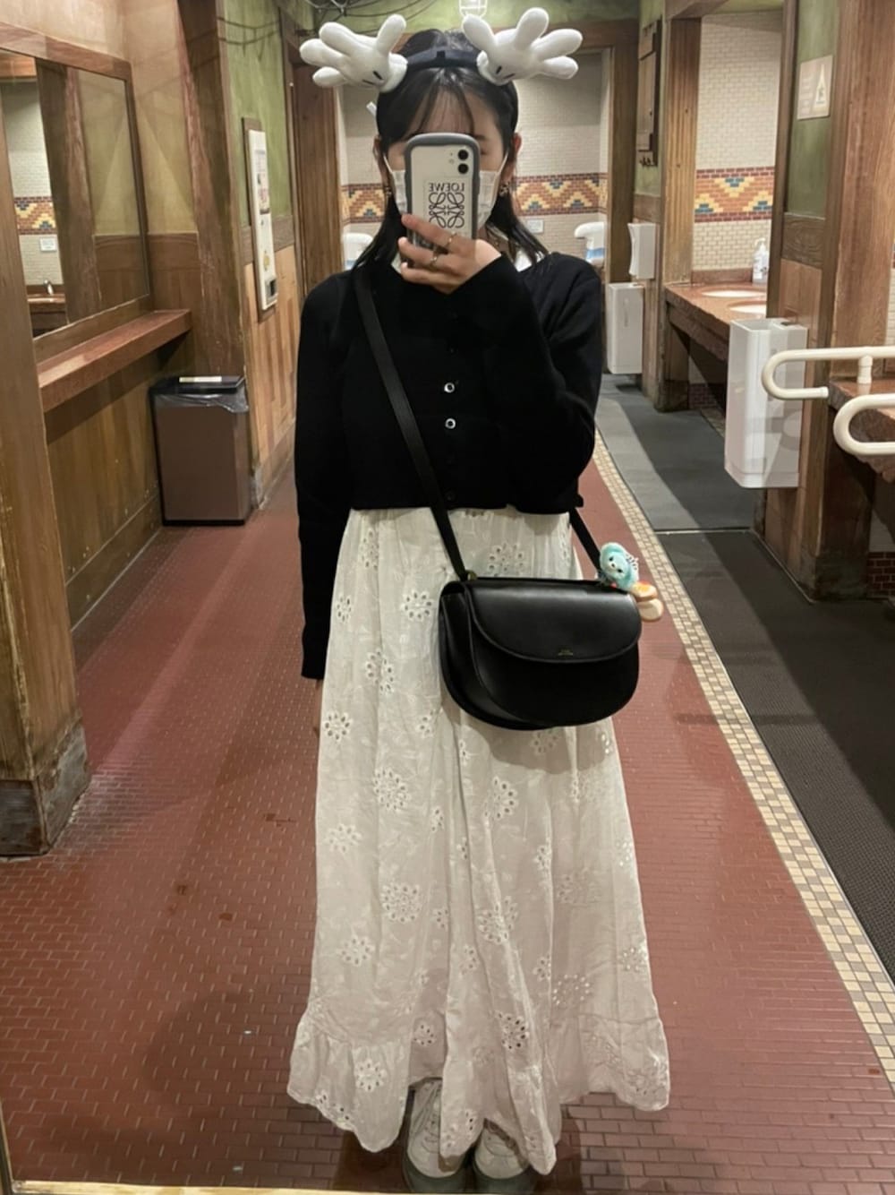 「ディズニーコーデ、ディズニーシー、春夏コーデ、今日のコーデ、夏コーデ、おしゃれさんと繋がりたい、低身長、低身長コーデ、ゆるコーデ、ワンピーススタイル、白黒、モノトーン、モノトーンコーデ、スニーカーコーデ、シンプルコーデ」｜「fifthのコットンレースマキシワンピース（ワンピース、ホワイト系）」を使った、キノコさん（レディース・151cm）の夏コーディネートの1枚目の写真