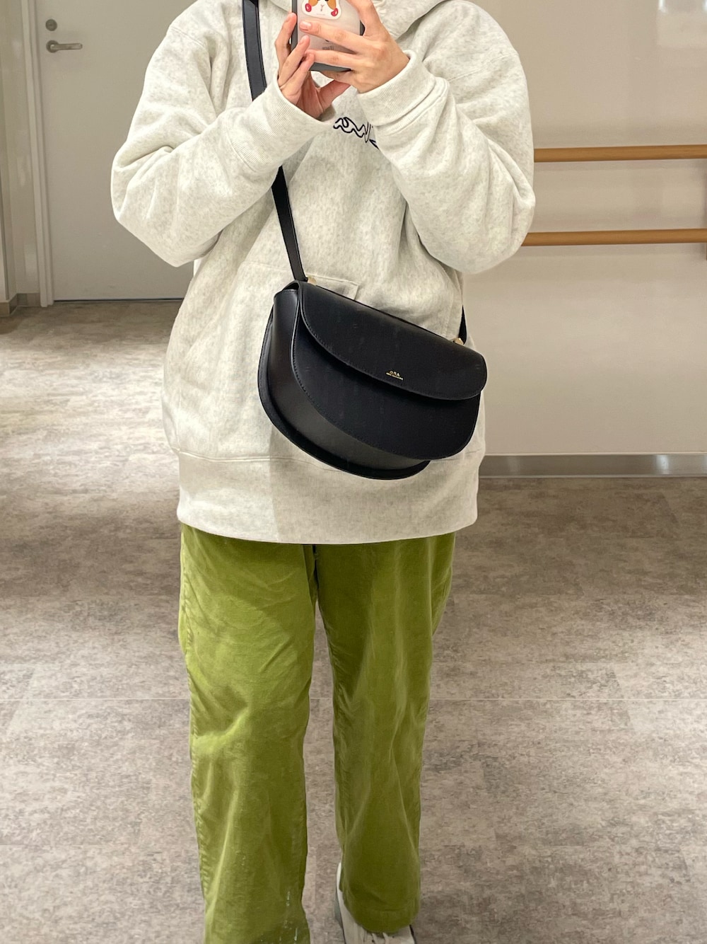 「今日のコーデ、シンプル、秋冬コーデ、低身長女子、オーバーサイズ、パンツスタイル、ラフコーデ、大学生コーデ、メンズライク、パーカー、コーデュロイ」｜「Championのアイテム（パーカー、ホワイト系）」を使った、キノコさん（レディース・153cm）の秋コーディネートの1枚目の写真