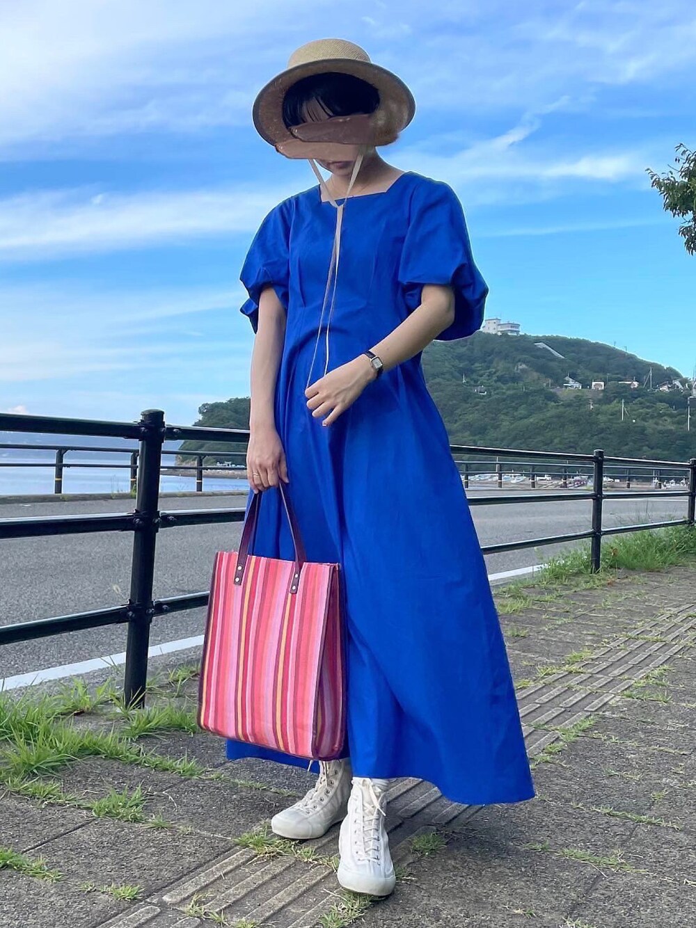 「夏コーデ、ロングワンピース、ワンピース、シンプル、休日スタイル、きれいめカジュアル、おしゃれさんと繋がりたい、キレイめ、むぎわら帽子、ストローハット、スニーカー」｜「mylankaのアイテム（ワンピース、ブルー系）」を使った、tororoさん（レディース・155cm）の夏コーディネートの1枚目の写真