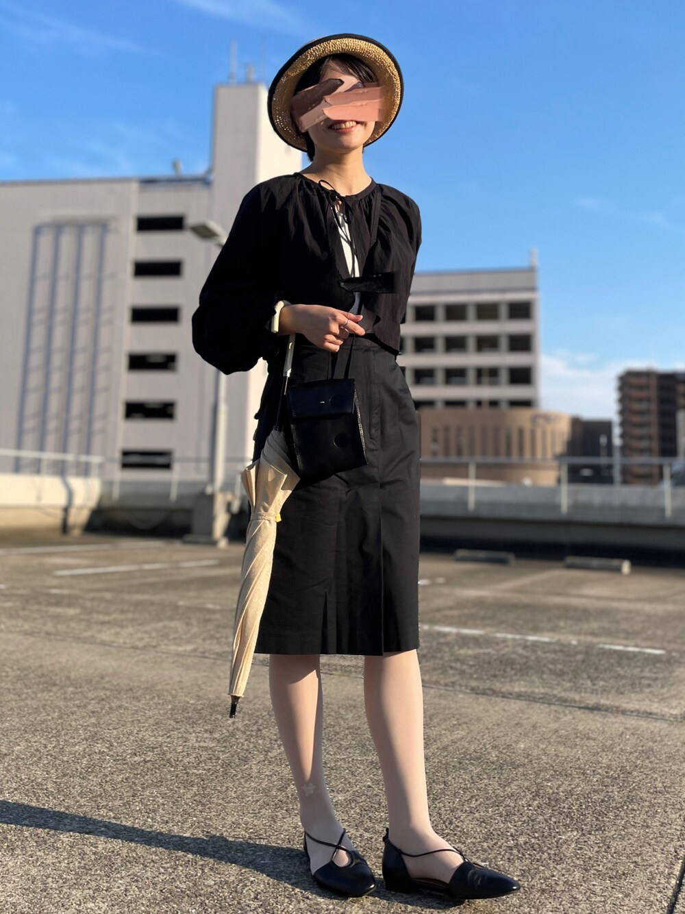 「AdeVivre、ブラックコーデ、オールブラック、pou dou dou、ストローハット、麦わら帽子」｜「POU DOU DOUのボレロブラウス（シャツ/ブラウス、ブラック系）」を使った、tororoさん（レディース・155cm）の夏コーディネートの1枚目の写真