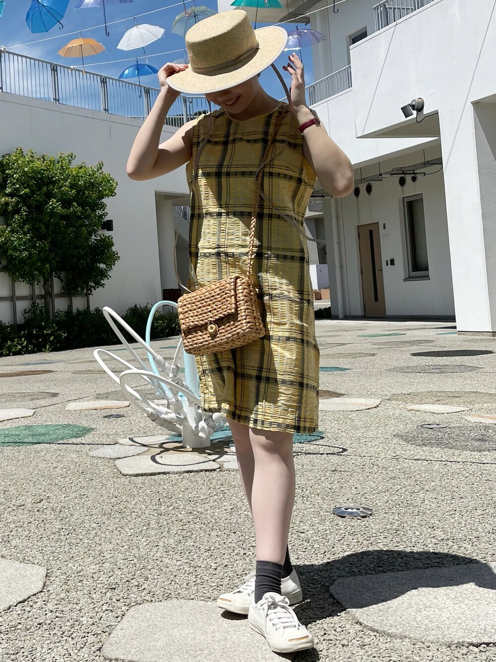 「ootd、ワンピース、チェック、ストローハット、ストロー素材、麦わら帽子、スニーカー、きれいめカジュアル」｜「POU DOU DOUのロングリボンペーパー織りカンカン帽（ハット、ベージュ系）」を使った、tororoさん（レディース・155cm）の夏コーディネートの1枚目の写真